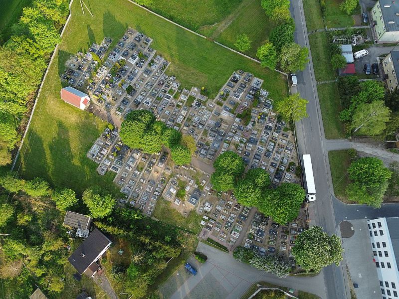 Plik:Dron-cmentarz-sl7rg.jpg