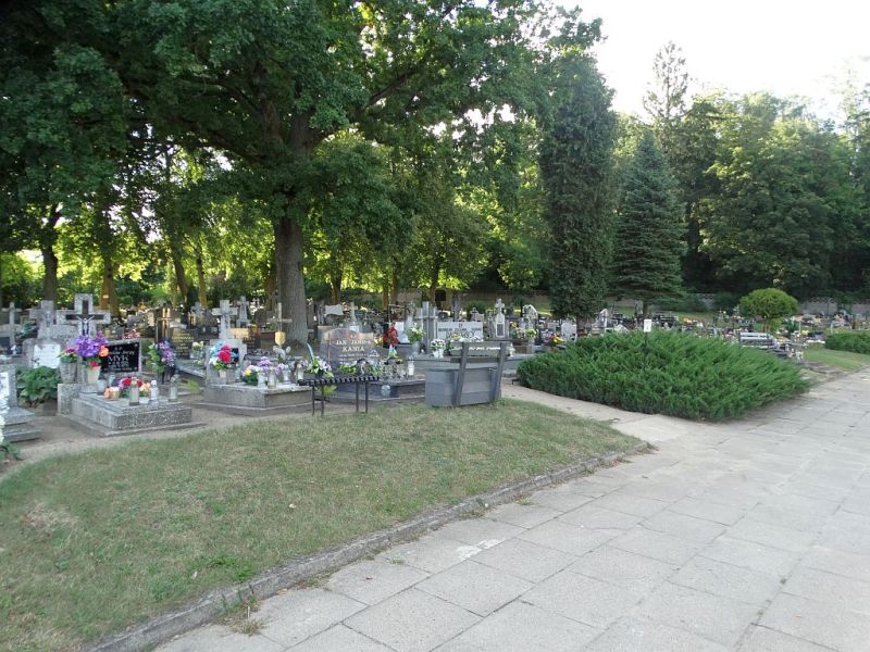 Plik:Cmentarzkomunalny-jastrowi6rg.jpg