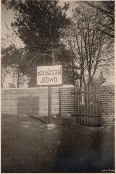 Plik:Cmentarz-Komunalny-jastrowie1940r.jpg