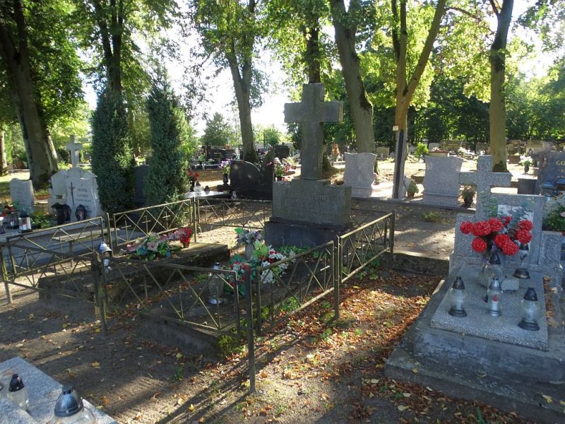 Plik:Cmentarzkomunalny-jastrowi13rg.jpg