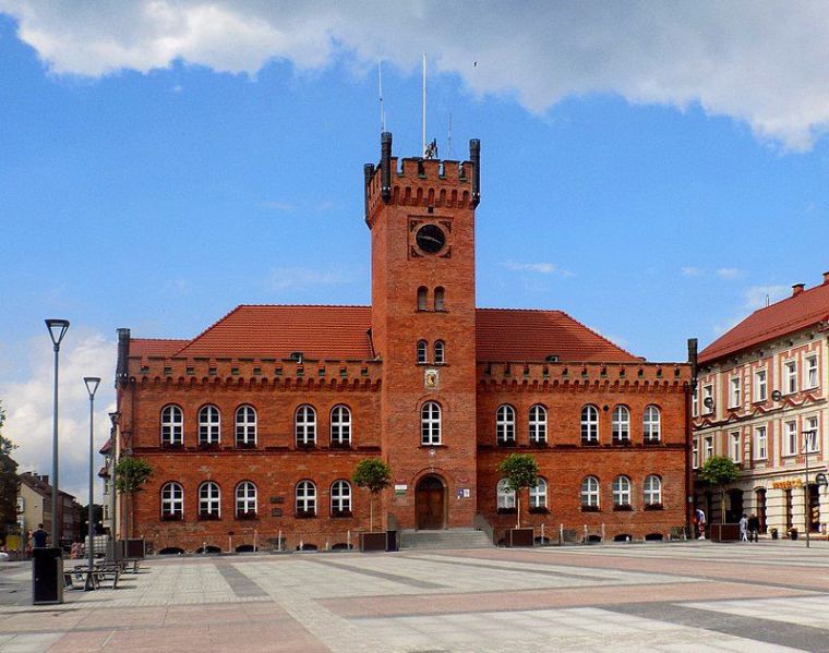 Plik:Szczecinek-ratusz800.jpg