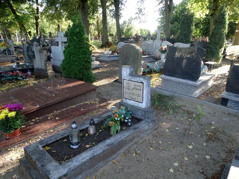 Plik:Cmentarzkomunalny-jastrowi14rg.jpg