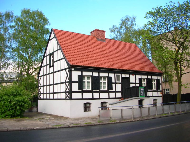 Plik:Domstaszica.jpg