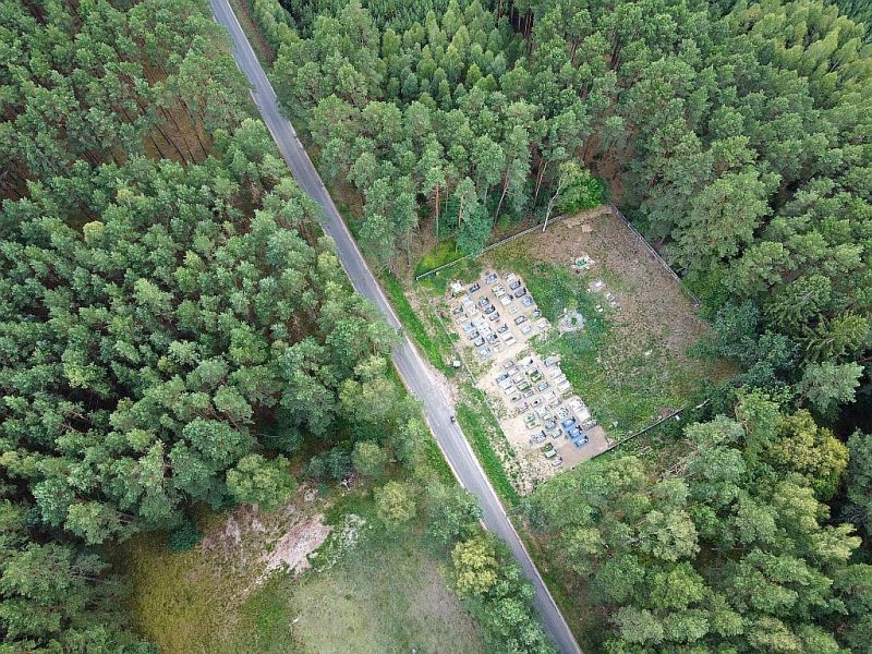Plik:Dron-cmentarz-budy-1rg.jpg