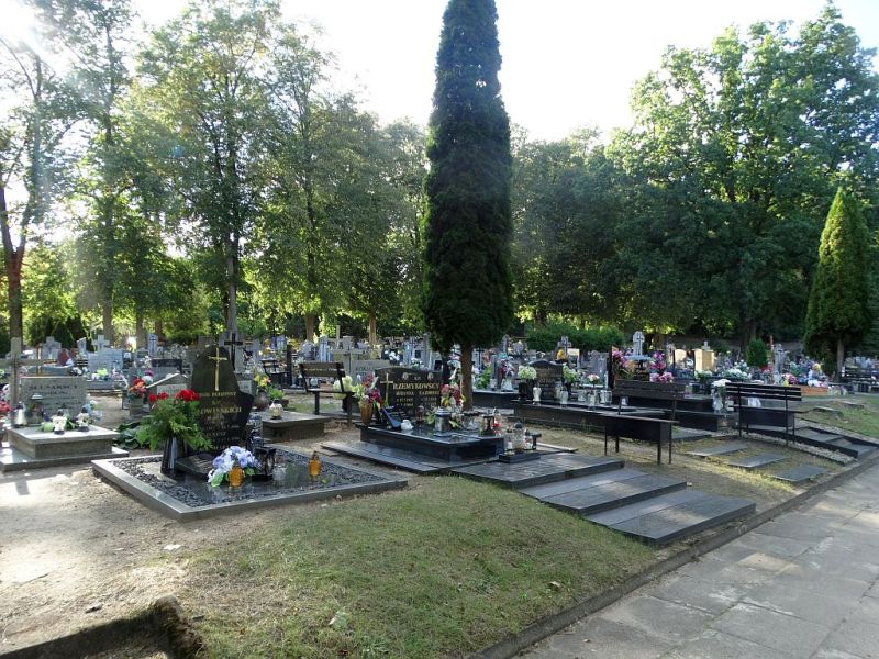 Plik:Cmentarzkomunalny-jastrowi2rg.jpg